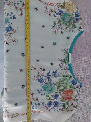 Camiseta floral.