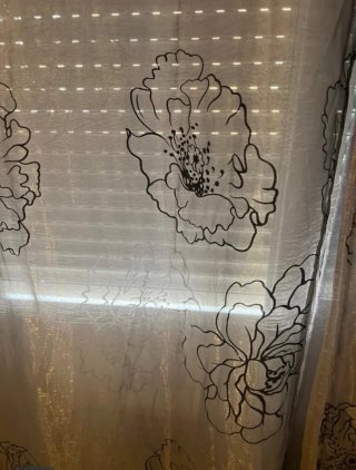 Cortina gris transparente con flores