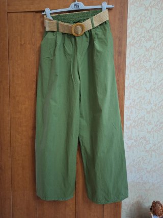 Pantaloni verdi con cintura in paglia