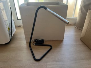 Lámpara LED de sobremesa IKEA USB