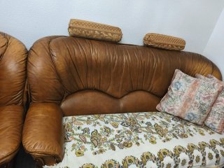 Sofá de piel marrón
