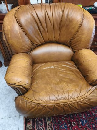 Sofá de piel marrón