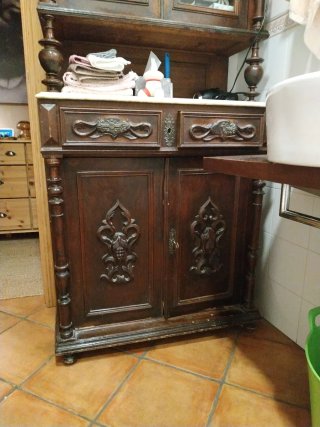 Antica credenza in legno e vetro