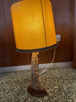 Lámpara de mesa beige y marrón