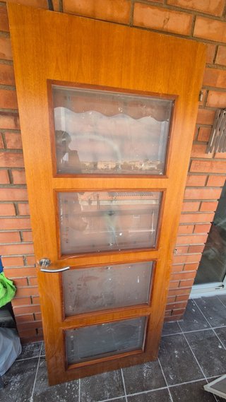 Puerta madera con 3 cristales