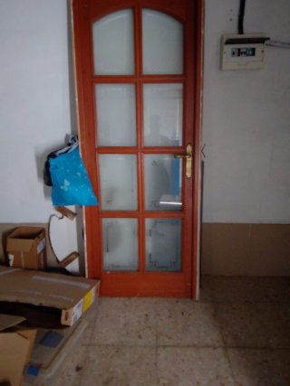 Puerta de madera con cristal