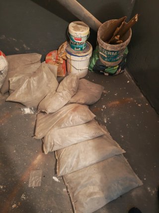 Sacos de cemento, baldosas, pintura de exterior