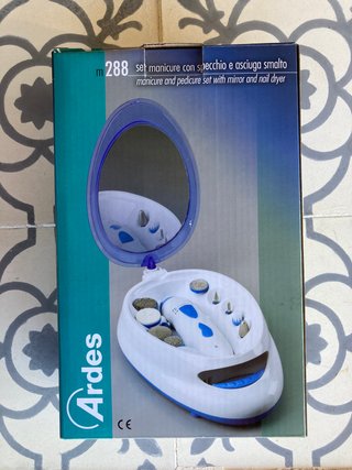 Máquina para uñas azul y blanca