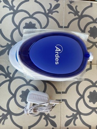 Máquina para uñas azul y blanca