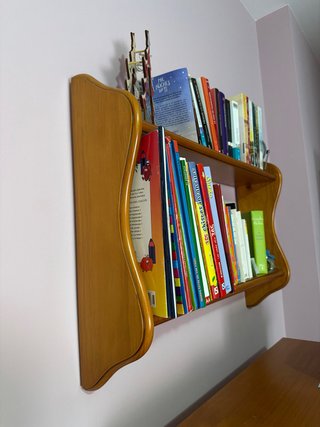 Estantería de madera decorativa