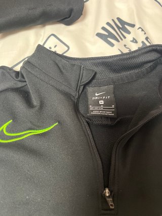 Conjunto deportivo Nike negro y verde