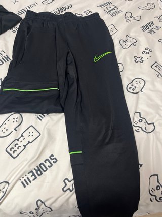 Conjunto deportivo Nike negro y verde