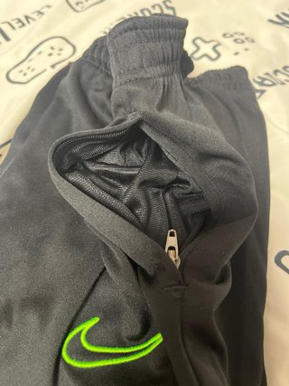 Conjunto deportivo Nike negro y verde