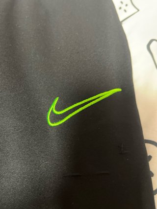 Conjunto deportivo Nike negro y verde