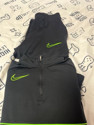 Conjunto deportivo Nike negro y verde