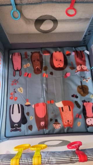 Parque infantil con animales y juguetes
