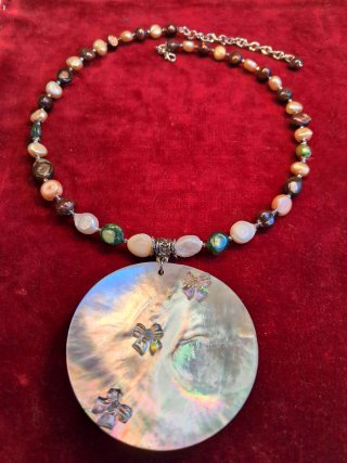 Collar de perlas y colgante de nácar