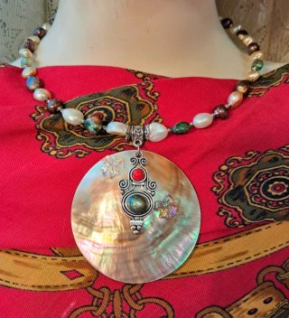 Collar de perlas y colgante de nácar