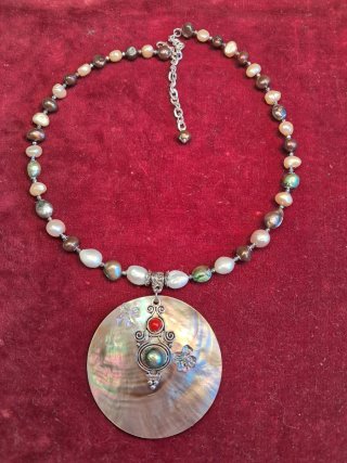 Collar de perlas y colgante de nácar
