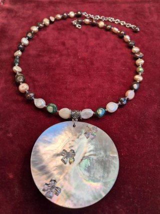 Collar de perlas y colgante de nácar