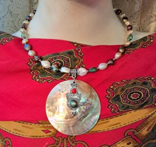 Collar de perlas y colgante de nácar