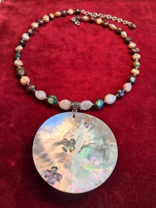Collar de perlas y colgante de nácar