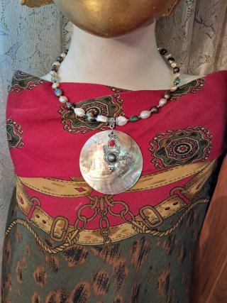 Collar de perlas y colgante de nácar