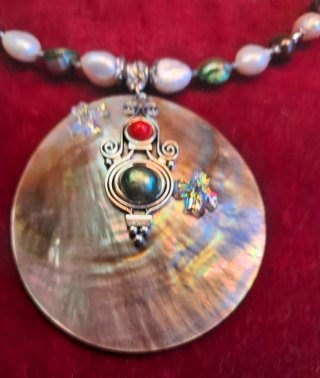Collar de perlas y colgante de nácar