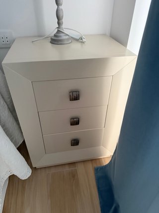 Mesita de noche beige de madera