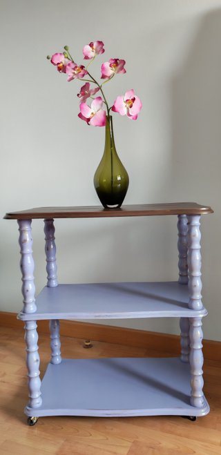 Mesa auxiliar lila de madera