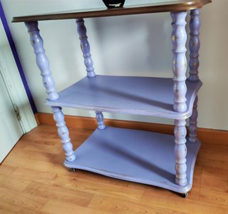 Mesa auxiliar lila de madera
