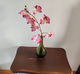 Mesa auxiliar lila de madera