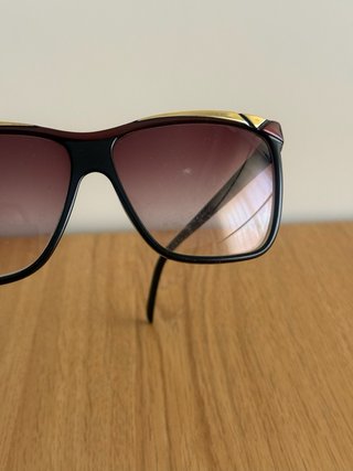 Gafas de sol marrones y doradas