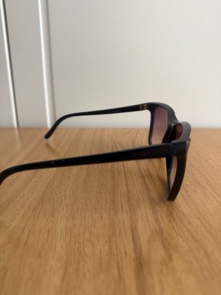 Gafas de sol marrones y doradas