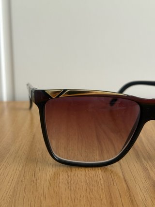 Gafas de sol marrones y doradas