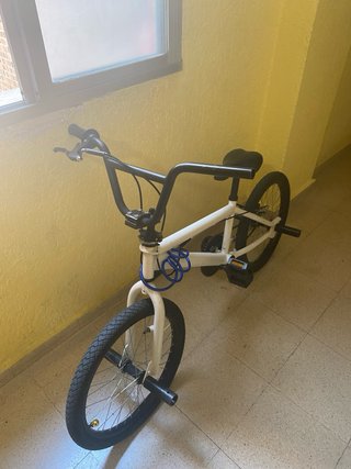 Bici BMX blanca y negra