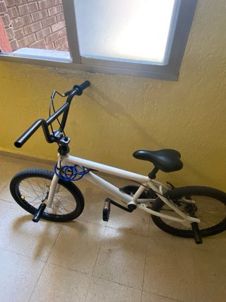 Bici BMX blanca y negra