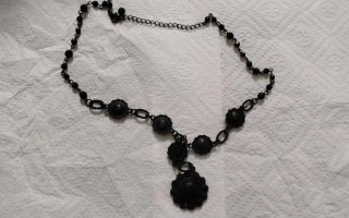 Collar de cuentas negro y plateado