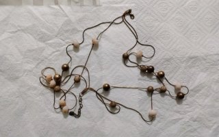 Collar de cuentas negro y plateado