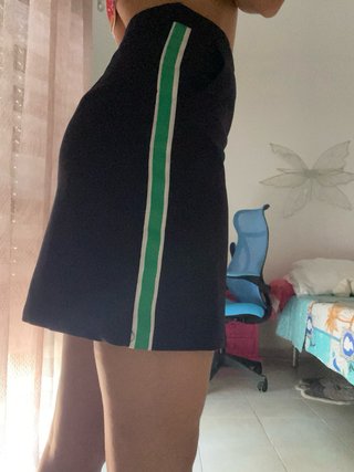 Falda deportiva negra con detalles verdes