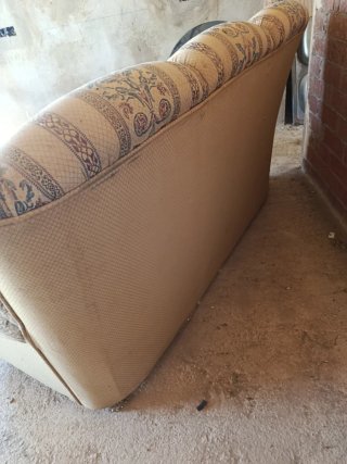 Sofá clásico de tela y madera