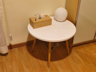 Mesa auxiliar redonda blanca y madera