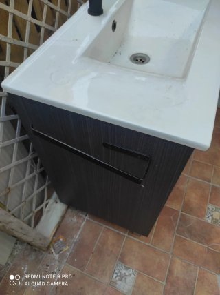 Mueble de baño con lavabo blanco