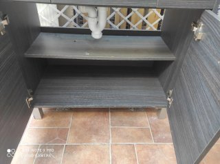 Mueble de baño con lavabo blanco