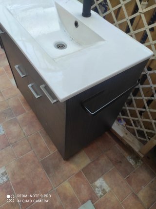 Mueble de baño con lavabo blanco
