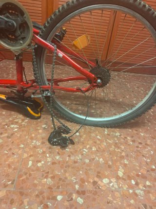 Bicicleta Roja con Faltante