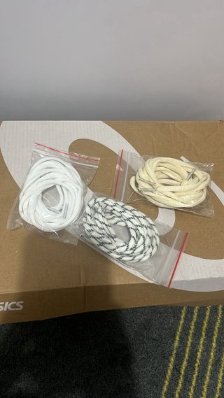 Zapatillas Asics plateadas y blancas