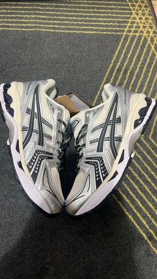 Zapatillas Asics plateadas y blancas