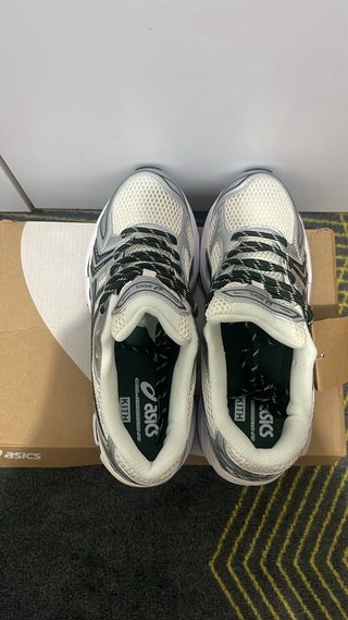 Zapatillas Asics plateadas y blancas