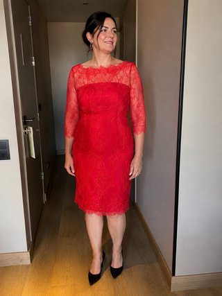 Vestido rojo de encaje hecho a mano